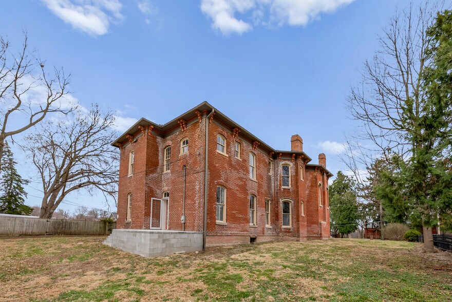 More Photos Of 809 Hall St, Saint Joseph Hospitality For Sale