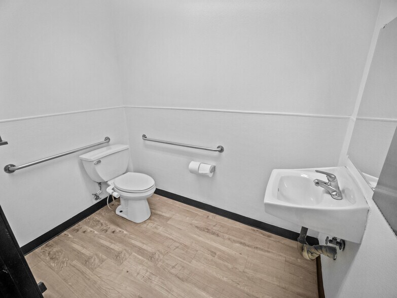 More Photos Of 1051 E Wardlow Rd, Long Beach Office For Sale