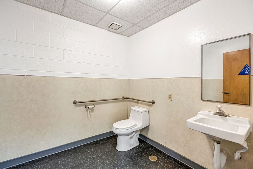 More Photos Of 2727 N Grove Industrial Dr, Fresno Warehouse For Sale