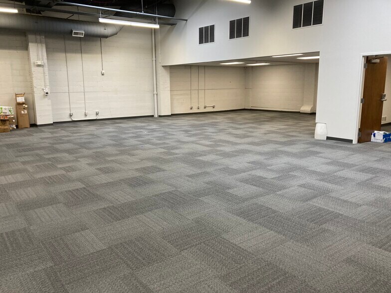 More Photos Of 533 E Walnut St, Green Bay Freestanding For Sale