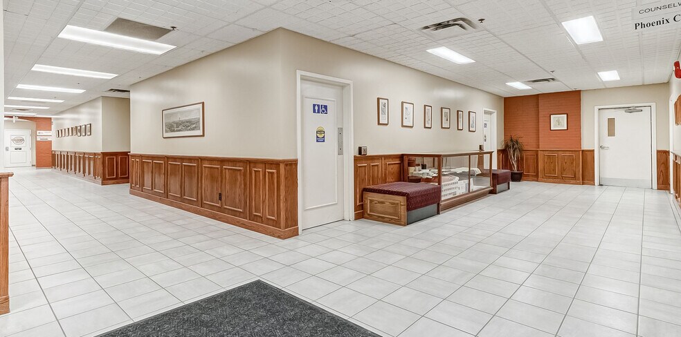 More Photos Of 16 Edward St S, Arnprior Showroom For Lease