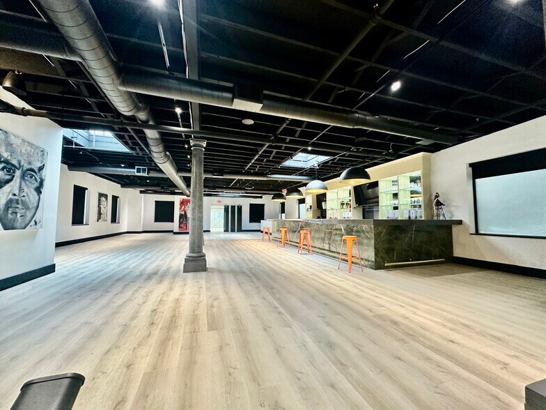 More Photos Of 169 W Putnam Ave, Greenwich Freestanding For Lease