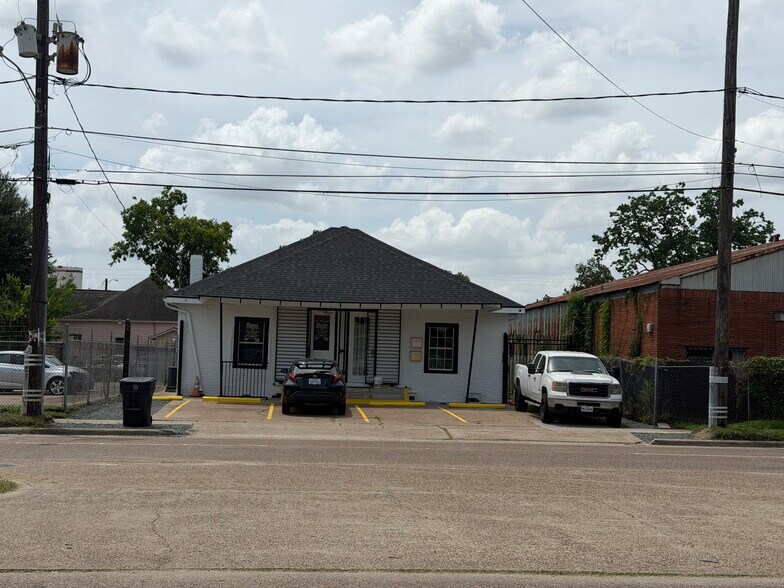 Primary Photo Of 304 S Lockwood Dr, Houston Storefront Retail Office For Sale