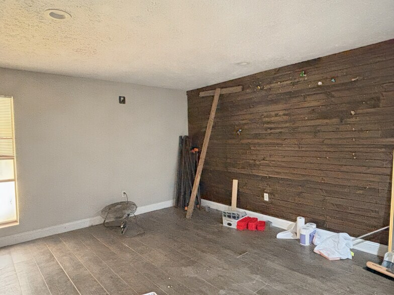 More Photos Of 1806 E 50th St, Texarkana Flex For Sale