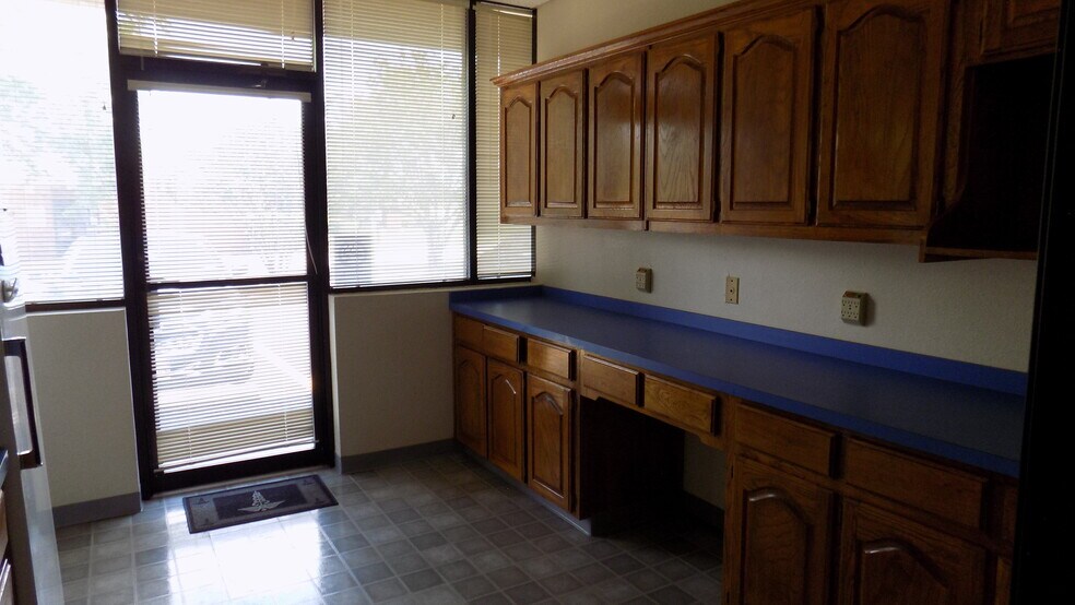 More Photos Of 315 S Cockrell Hill Rd, Duncanville Medical For Lease