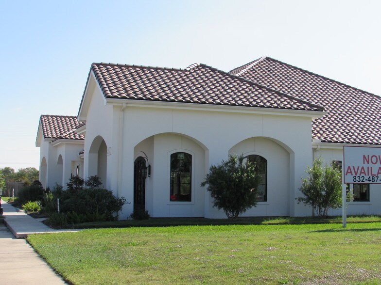 More Photos Of 200 E Medical Center Blvd, Webster Medical For Sale