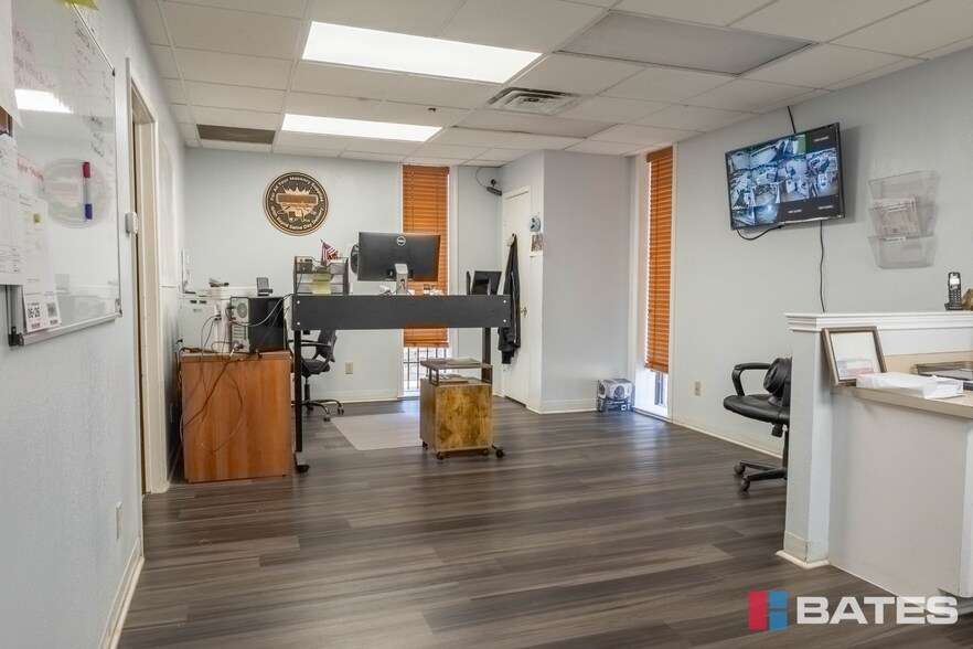 More Photos Of 1812 Garden Spring Dr, Dallas Warehouse For Sale