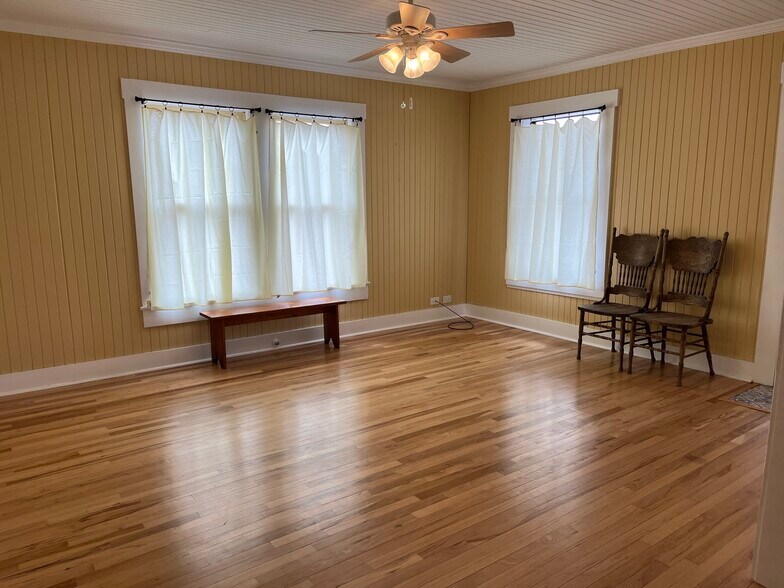 More Photos Of 1600 S Ford St, Llano Storefront Retail Office For Sale