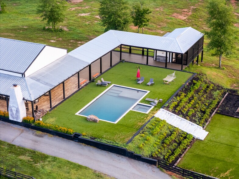 More Photos Of 2199 Roosterville Rd, Roopville Horse Stables For Sale