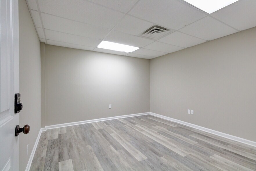 More Photos Of 1017 S Riverside Dr, Clarksville Office For Sale