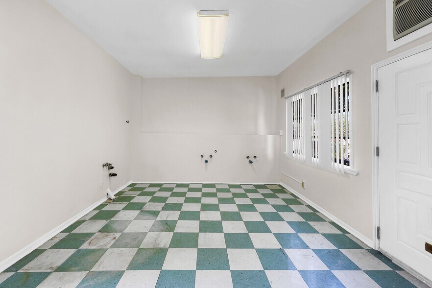 More Photos Of 5812 Venice Blvd, Los Angeles Showroom For Sale