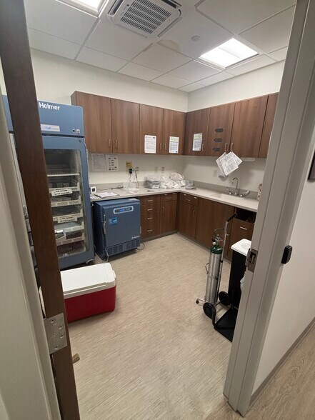 More Photos Of 1714 W Springfield Ave, Champaign Storefront For Lease