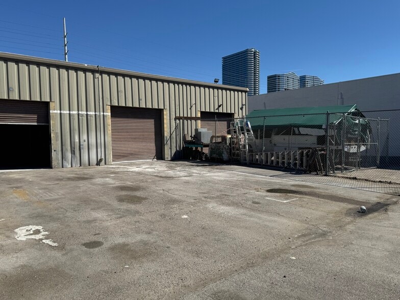 More Photos Of 4291 Polaris Ave, Las Vegas Distribution For Lease
