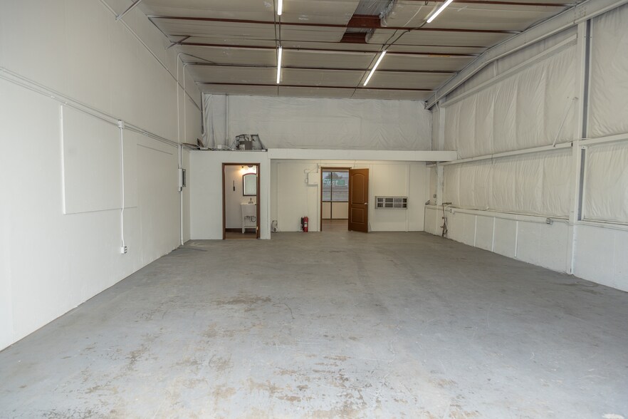 More Photos Of 13730 E Smith Rd, Aurora Warehouse For Lease