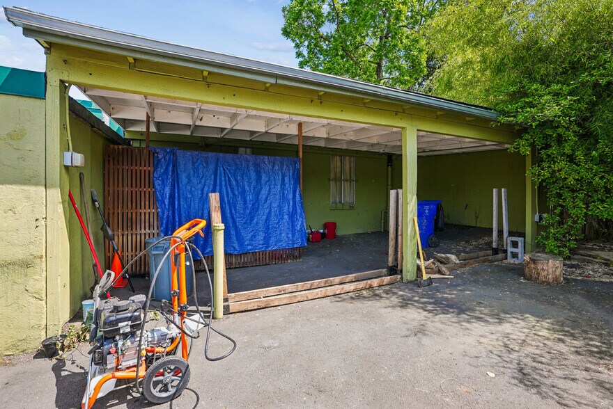 More Photos Of 1114 SE Clay St, Portland Freestanding For Sale