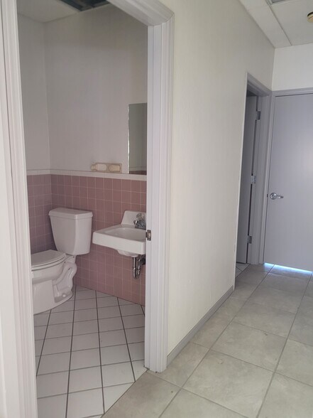 More Photos Of 7323 W Carole Ln, Glendale Light Distribution For Lease