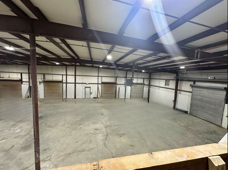 More Photos Of 154 Andrew Dr, Stockbridge Warehouse For Lease