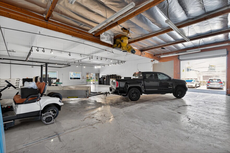 More Photos Of 8116-8144 Deering Ave, Canoga Park Warehouse For Lease