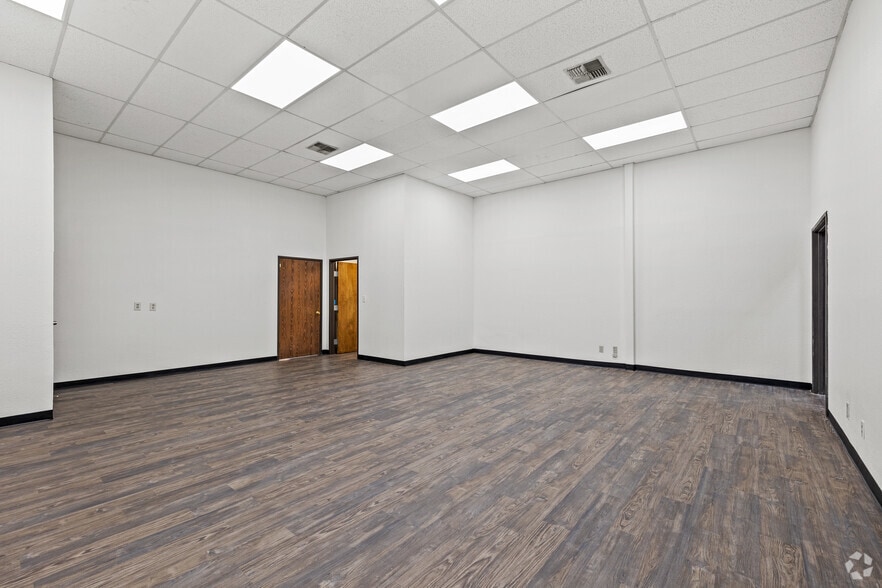 More Photos Of 11905-11945 Starcrest Dr, San Antonio Light Distribution For Lease