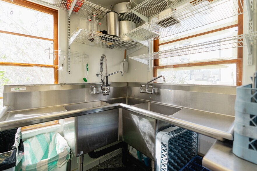 More Photos Of 927 S Cobb St, Palmer Restaurant For Sale