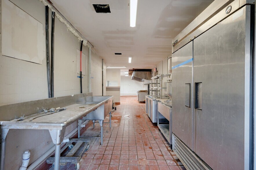 More Photos Of 2200-2204 S WW White Rd, San Antonio Restaurant For Lease