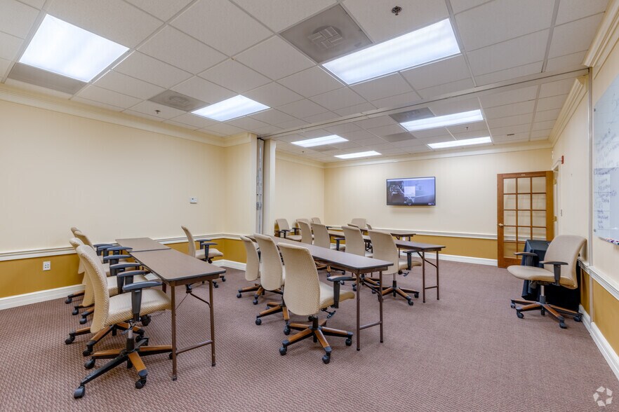 More Photos Of 13875 Hedgewood Dr, Woodbridge Medical For Lease