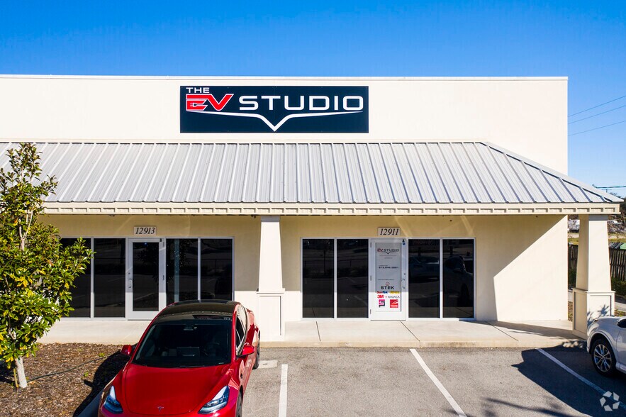 More Photos Of 12911-12921 N Nebraska Ave, Tampa Flex For Lease