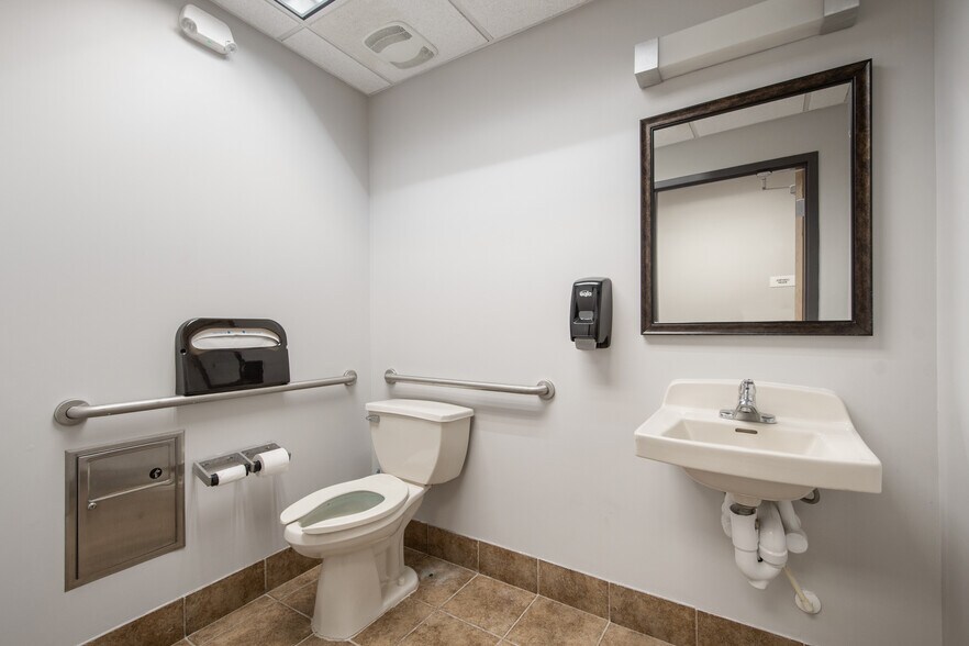 More Photos Of 9582 W Colonial Dr, Ocoee Medical For Lease