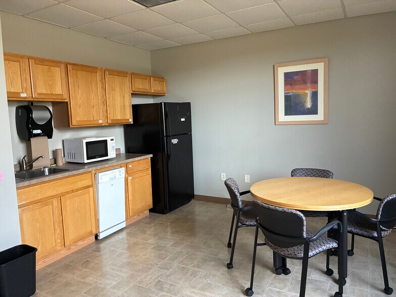 More Photos Of 625 Whitetail Blvd, River Falls Office For Lease