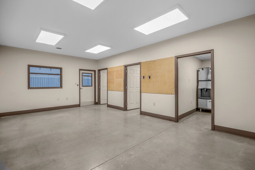 More Photos Of 120 McDougall Ct, Greenville Unknown For Lease