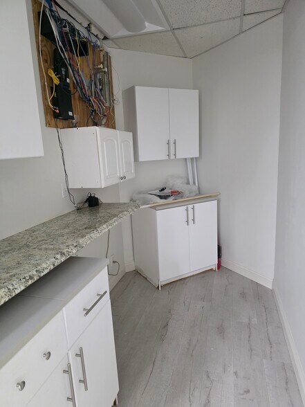 More Photos Of 22148 Sherman Way, Canoga Park Office For Lease