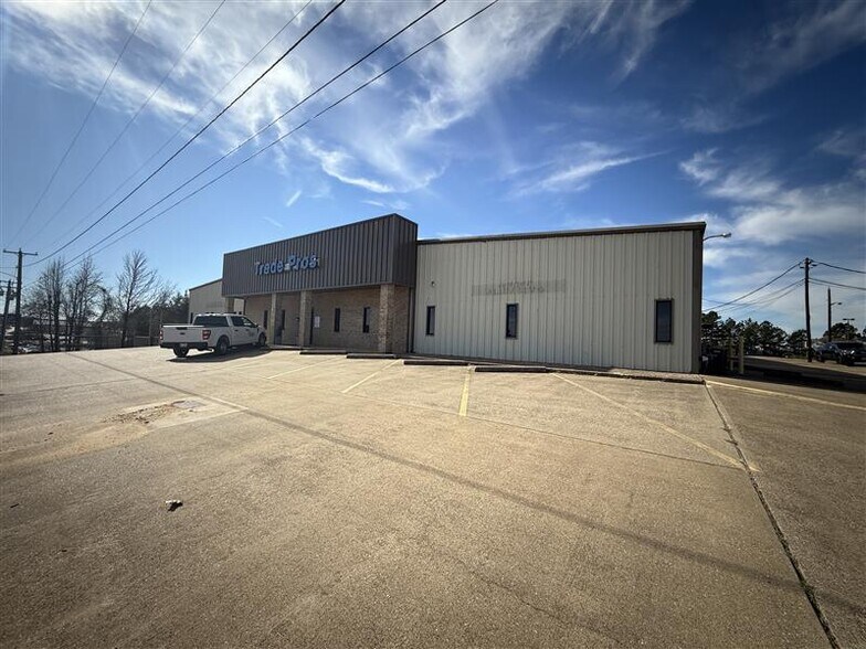 Primary Photo Of 301 S Southeast Loop 323, Tyler Showroom For Lease