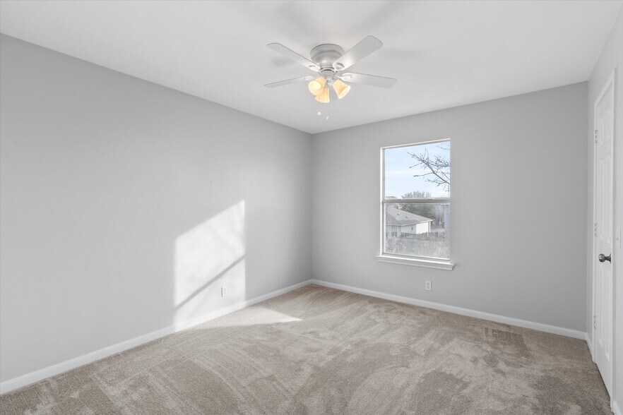 More Photos Of 113 Holmstrom St, Hutto Specialty For Sale