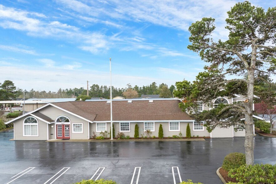 More Photos Of 1875 Highway 101, Florence Office For Sale
