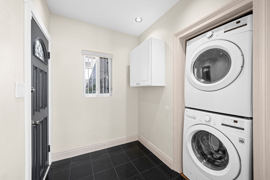 More Photos Of 803 S Sycamore Ave, Los Angeles Multifamily For Sale