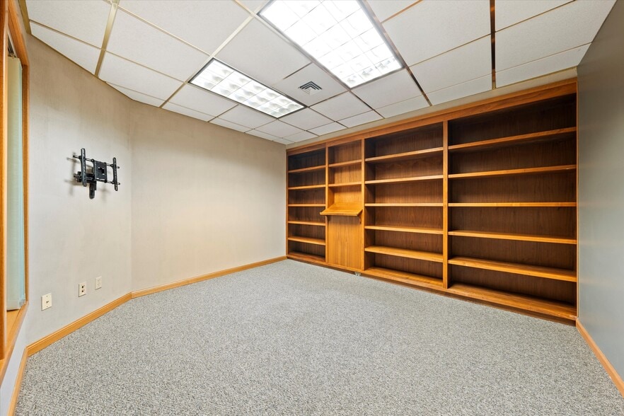 More Photos Of 100 E Broadway Ave, Moses Lake Office For Sale