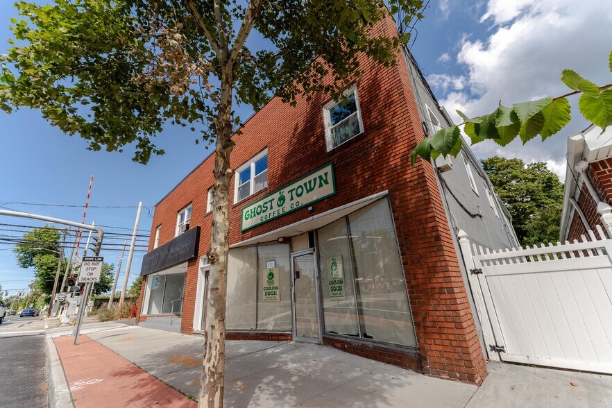 More Photos Of 21-23 Indian Head Rd, Kings Park Storefront Retail Residential For Lease