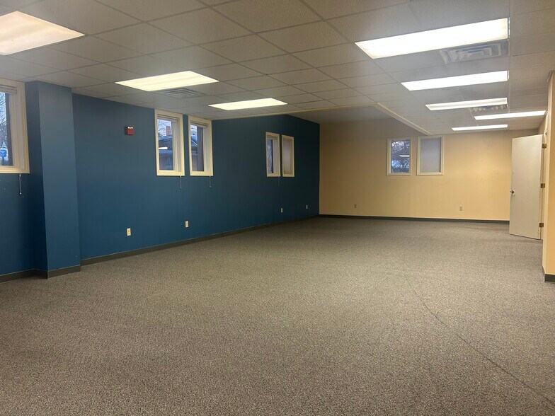 More Photos Of 700 Lake Ave, Manchester Office For Lease