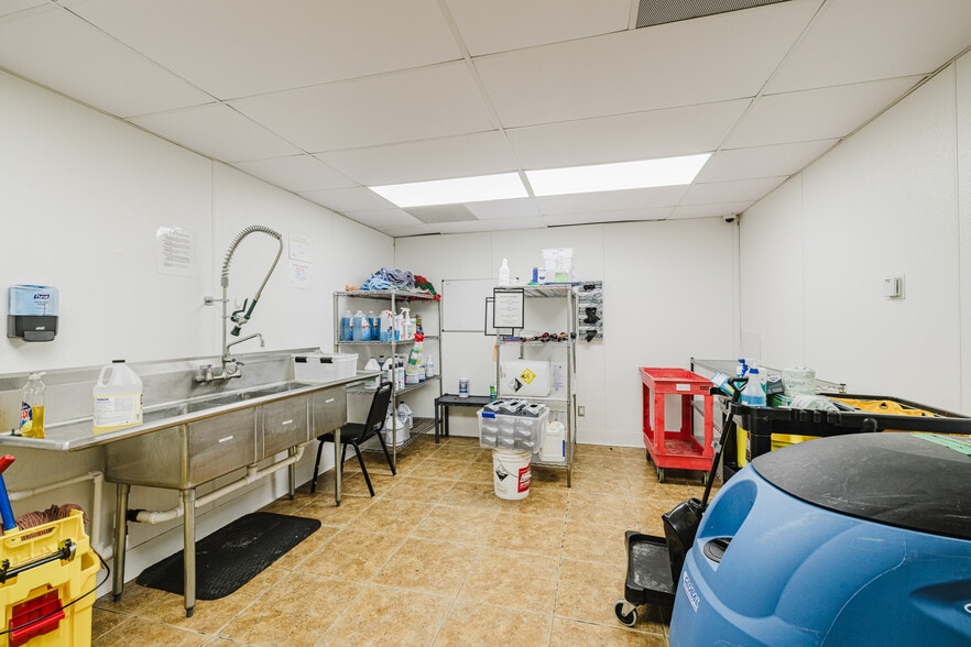 More Photos Of 1120 Hacienda Ranch Rd, Wells Truck Terminal For Sale