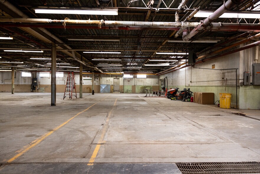 More Photos Of 246 E 4th St, Ashland Light Distribution For Sale