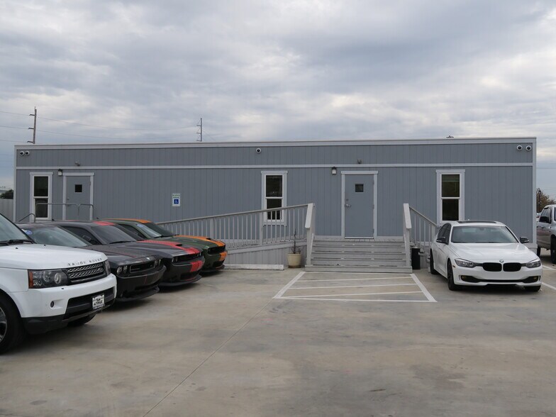 More Photos Of 6011 Skyline Dr, Houston Auto Dealership For Lease