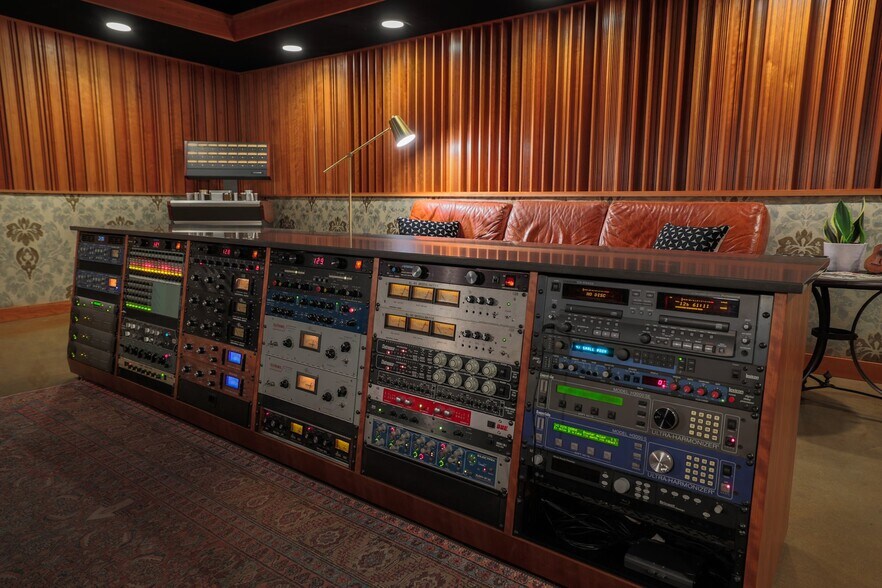 More Photos Of 2205 E 12th St, Austin Movie Radio TVStudio For Sale