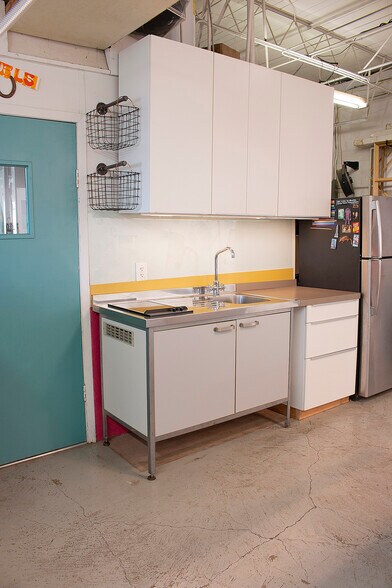 More Photos Of 2003 Brundrette, Dallas Warehouse For Lease