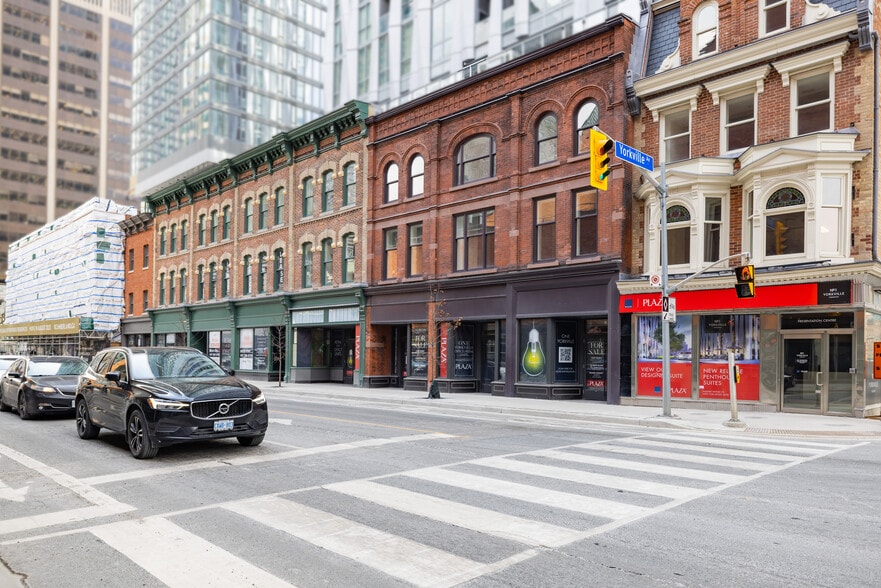 More Photos Of 1 Yorkville Ave, Toronto Apartments For Sale