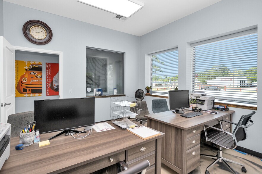 More Photos Of 1308 N Frazier St, Conroe Service For Sale