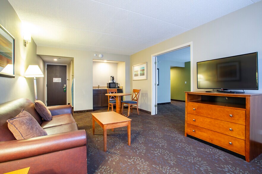 More Photos Of 500 Holiday Plaza Dr, Matteson Hotel For Sale