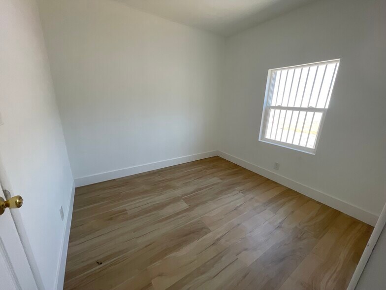 More Photos Of 16123 Wyandotte St, Van Nuys Service For Lease