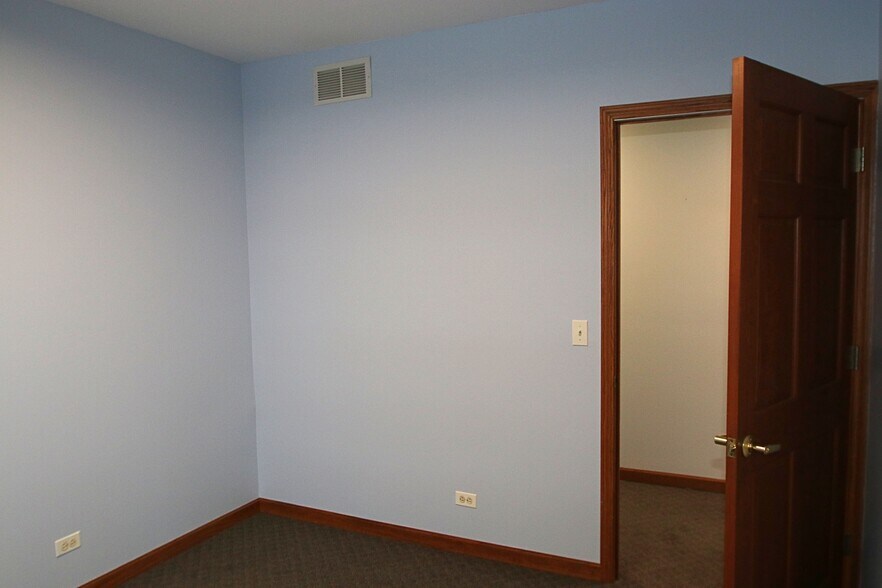 More Photos Of 34 W Grand Ave, Fox Lake Loft Creative Space For Lease