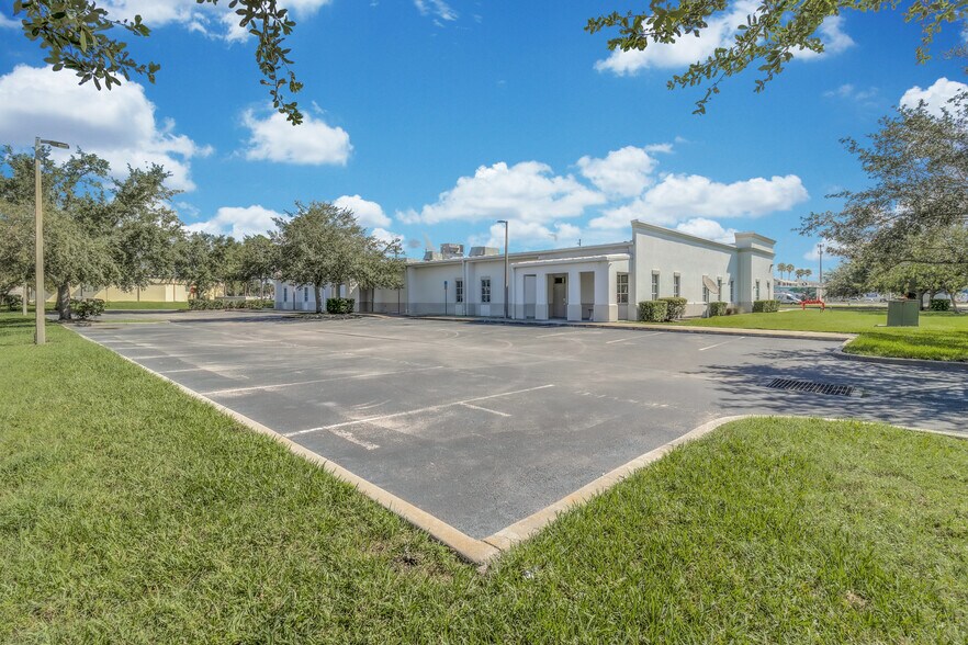 More Photos Of 1201 E Oak St, Kissimmee Office For Sale