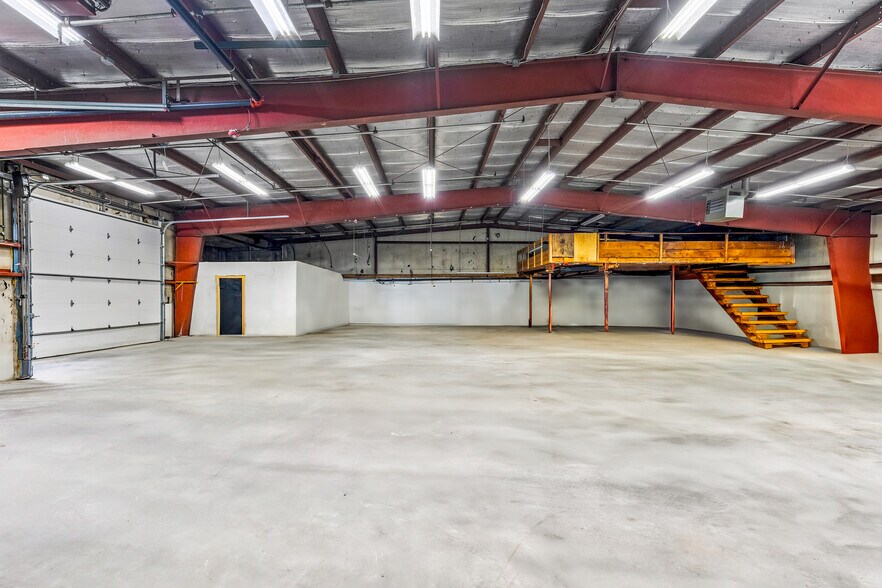 More Photos Of 6 Lark Industrial Pky, Greenville Self Storage For Lease